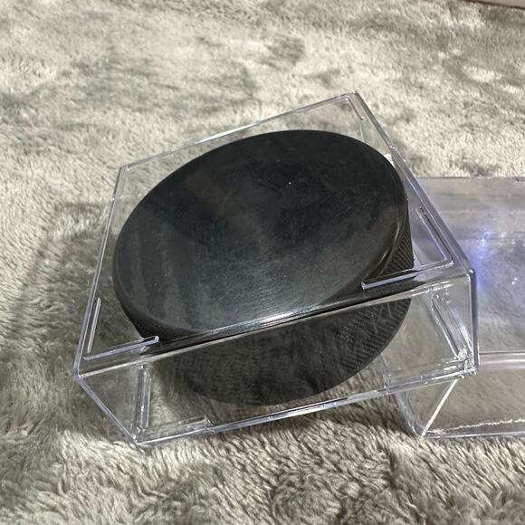 Red Wings Vladimir Konstantinov Sergei Mnatsakanov "Believe" Memorial NHL puck - Picture 5 of 6